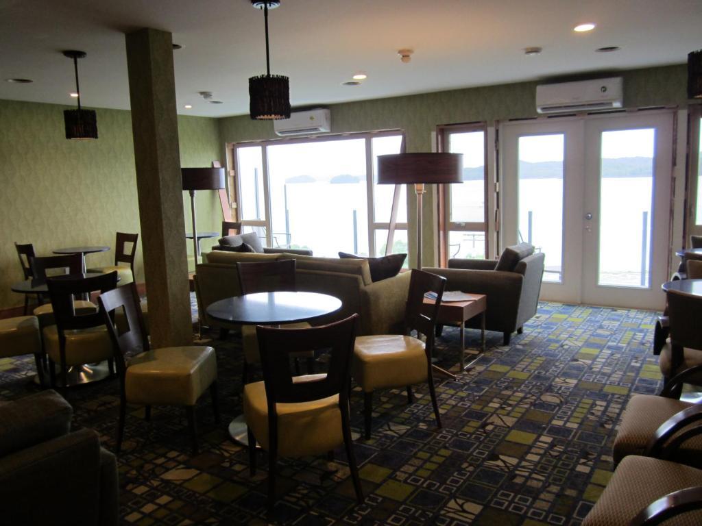 Inn On The Harbour プリンスルパート エクステリア 写真